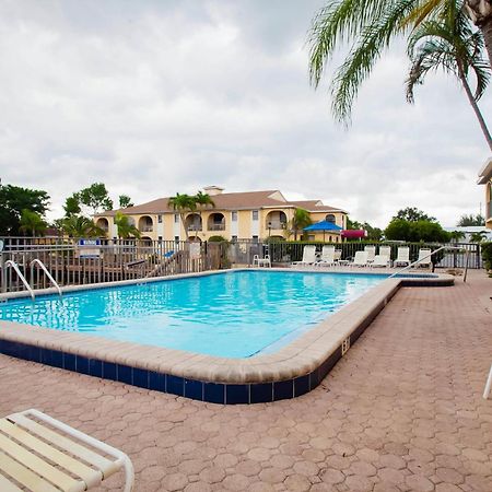 Oyo Waterfront Hotel- Cape Coral Fort Myers, Fl Exteriör bild