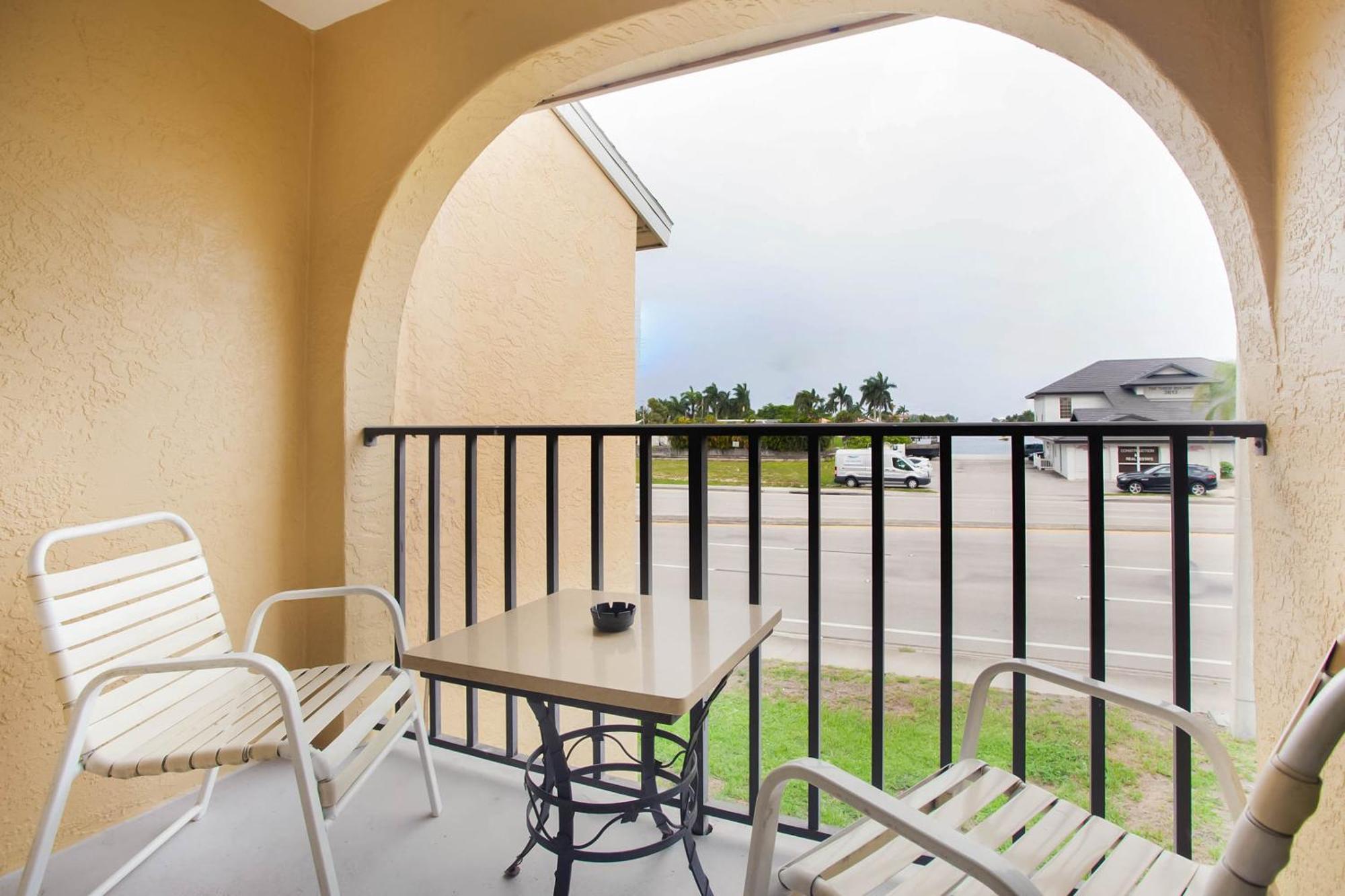 Oyo Waterfront Hotel- Cape Coral Fort Myers, Fl Exteriör bild